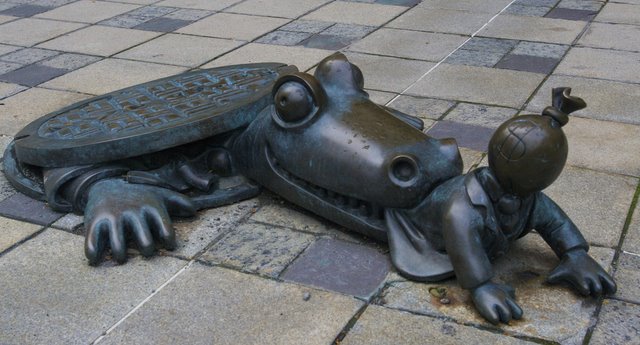 crocodile-eats-kid-sculpture